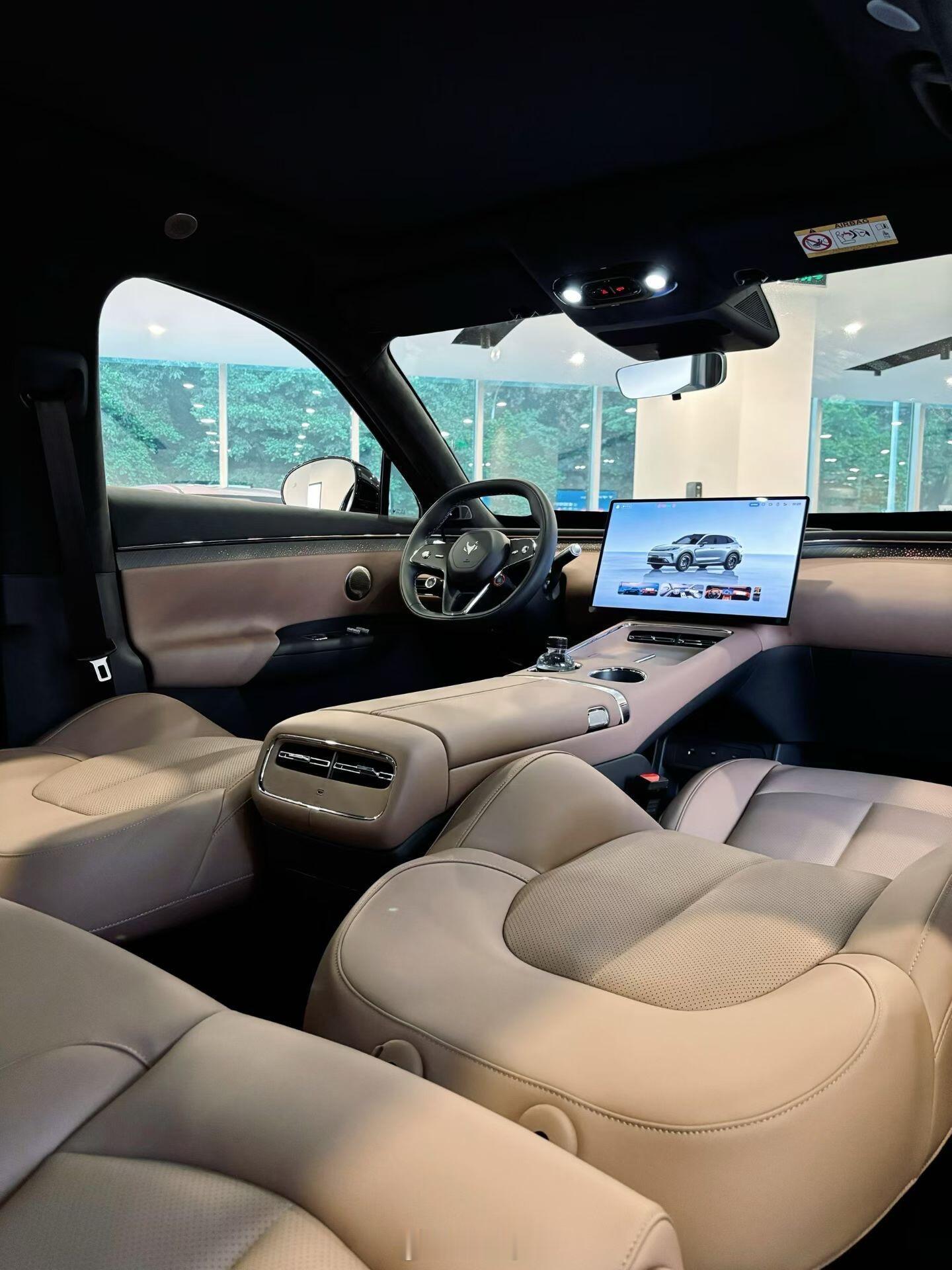 🚙极狐阿尔法T7✅优点1.尺寸大、车内空间宽敞，纯电版带前备箱，装载强2.