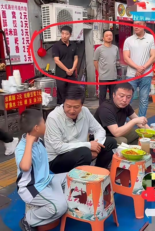 红圈里的三个人是干什么的？再看看他们的手​​​