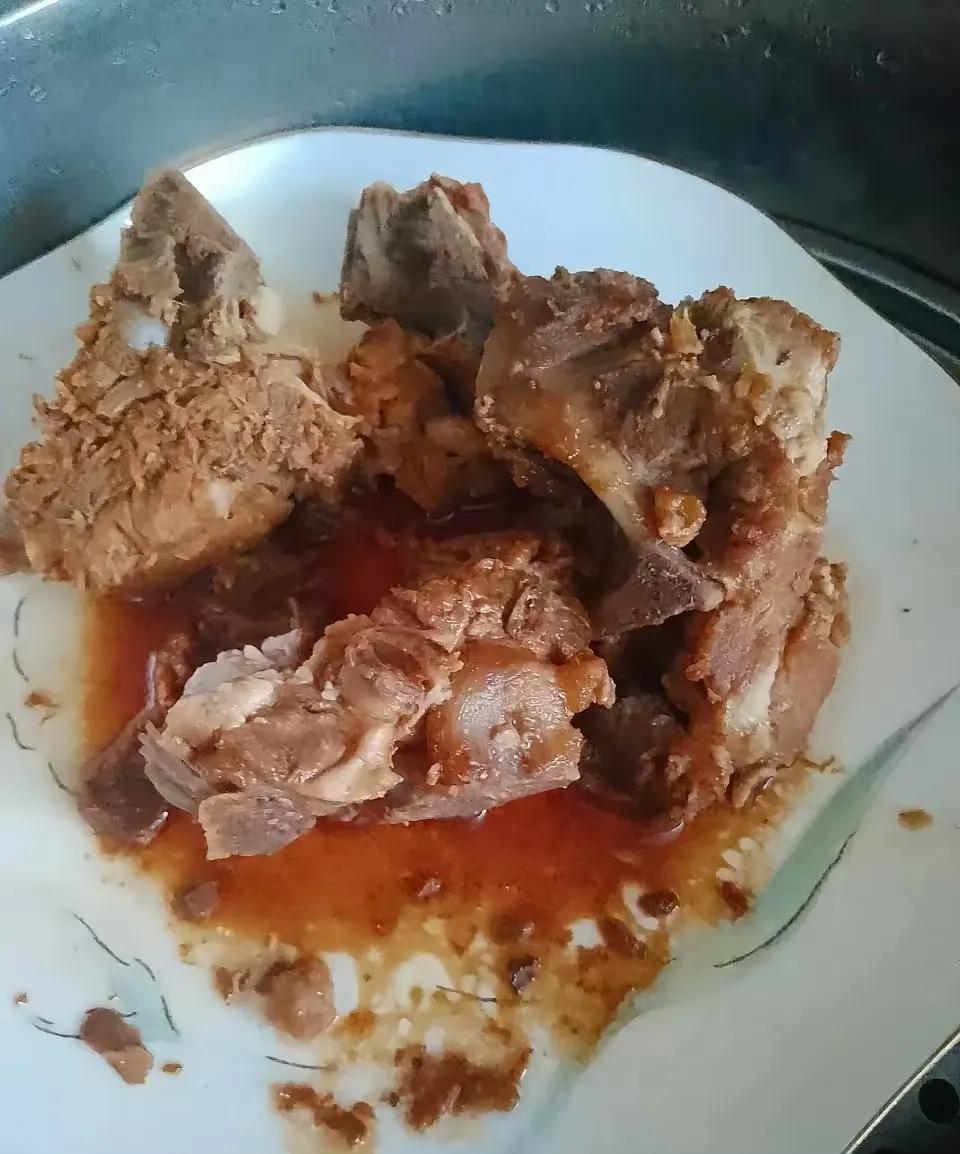 我是一个保姆，在雇主家是很少吃荤，有时候雇主还给我夹，总是说我吃菜太少。我觉得我