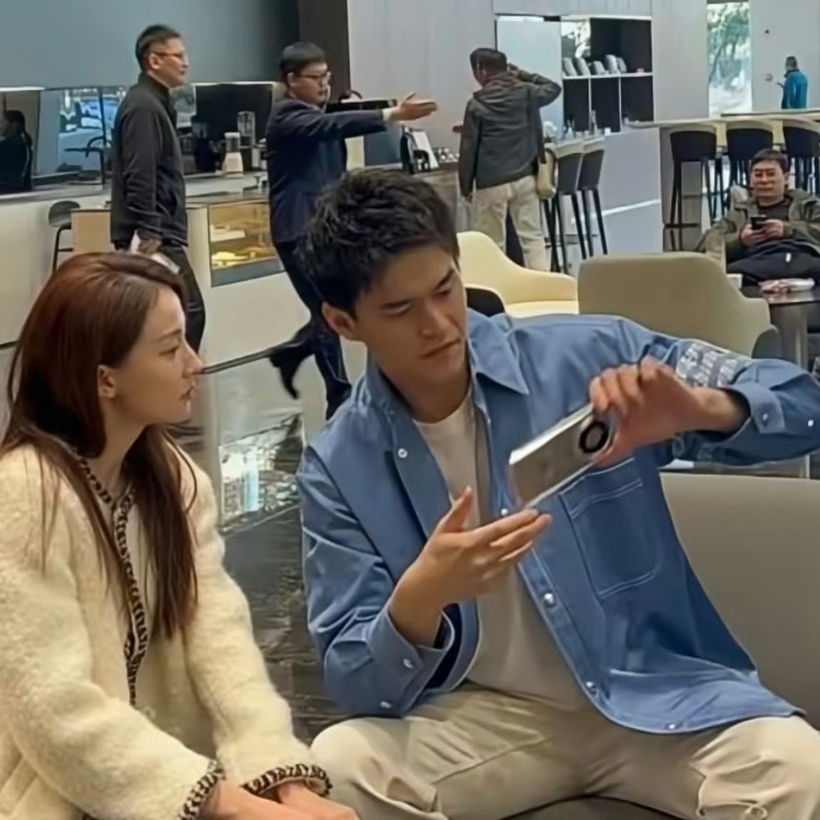 这些照片发出来会被明星经纪团队起诉吧？除非是签了合作。