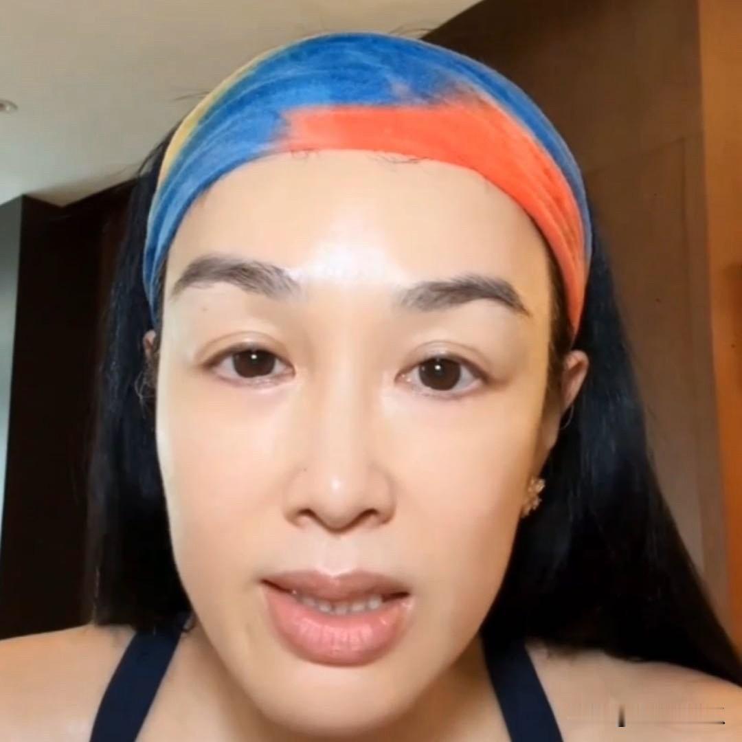 钟丽缇我有预感，她已经放弃为张伦硕生孩子的想法了。他有白头发，他说自己每周都