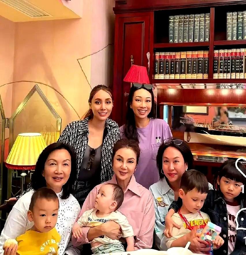 69岁谢玲玲，这格局真的少见！离婚三十多年，跟前夫家处得比亲戚还亲。最近又跟