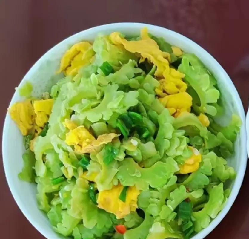 最近上火了，可能是天气太热了吧？小便都发热，所以今晚炒了一个苦瓜鸡蛋，听说可以去