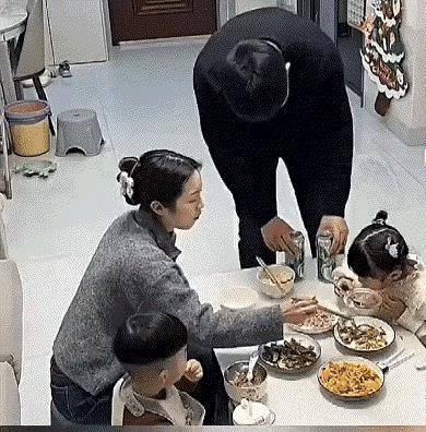 有其母必有其女，哥们戒酒吧[捂脸哭]