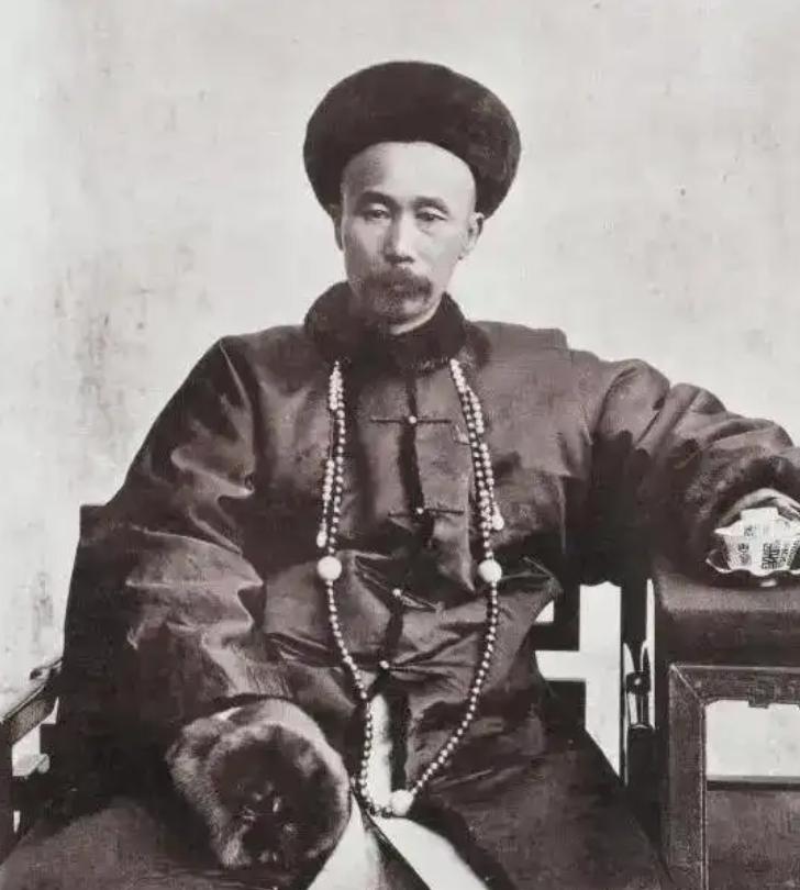 1863年，李鸿章丧妻两年后再婚。婚宴上，他目光扫过陪嫁丫鬟冬梅，心跳骤乱，当场