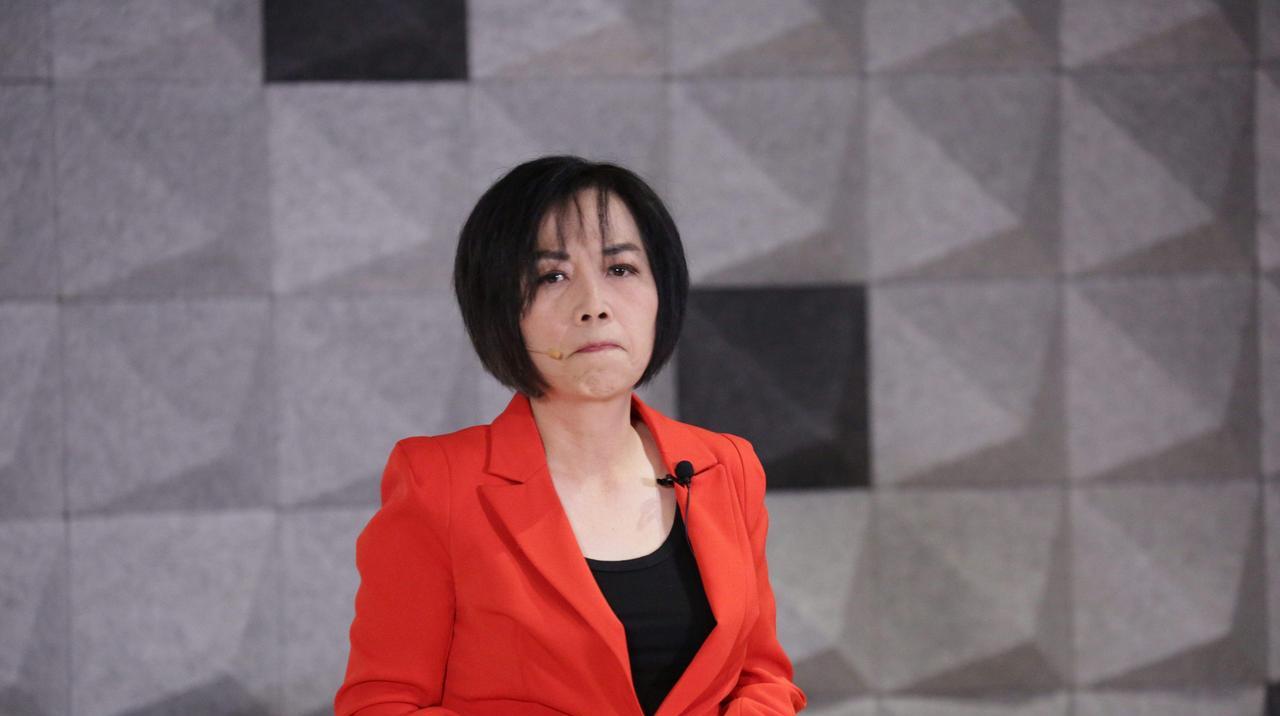 针对台湾名嘴黄智贤最近的表现，有网友指出她的争议点：1、只反“台独”，不反民进