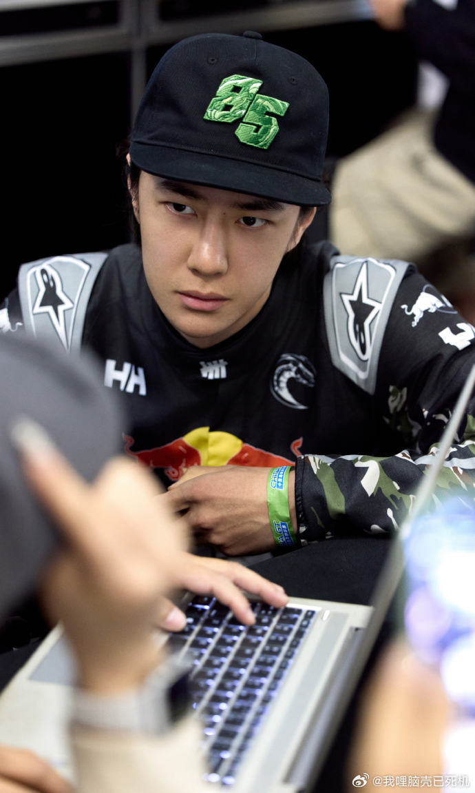 85号赛车手王一博即刻开跑王一博破风逐影王一博破风逐影，85号赛车手王一博即刻