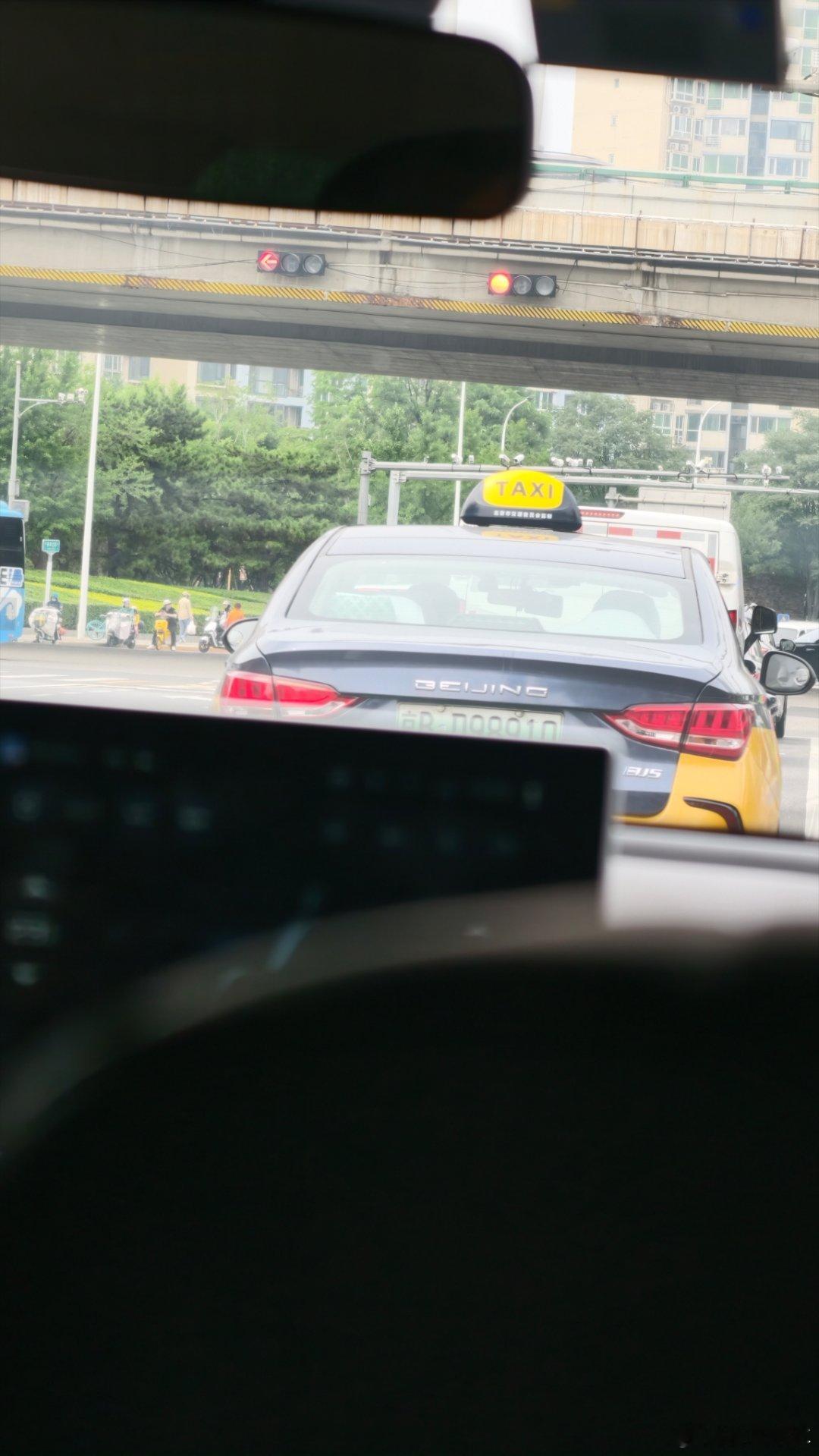 打了个车去跑活动师傅说这个副中心比中心红绿灯还要多啊啊哈哈哈哈好家伙启子的车启子
