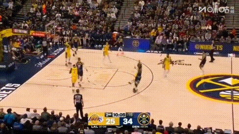 原地目送——詹姆斯连漏四3分，湖人能不被投爆？图1：连散步都不是，直接站原地目