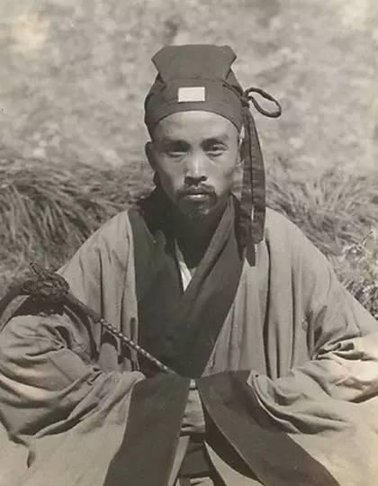 唐宝历年间，天下风气尚道，各地仙师道士走街串巷，不是炼丹就是画符，说是能驱鬼伏魔