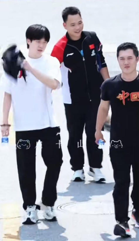 和熟人在一起，王楚钦松弛感满满，到了陌生的环境，王楚钦真的很乖，这还是是真的