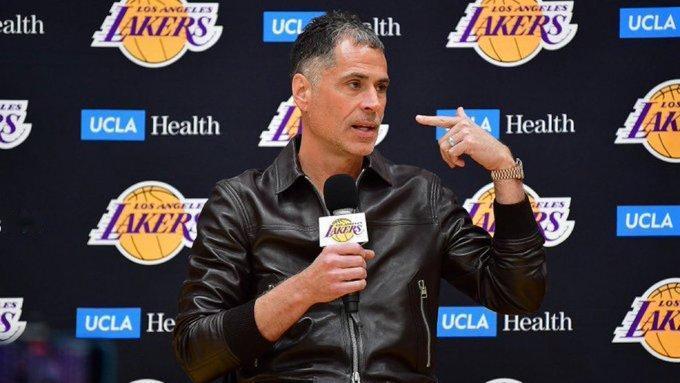 据消息人士透露，湖人总经理佩林卡面临下课的危机。新老板马克-沃尔特渴望湖人冲击总