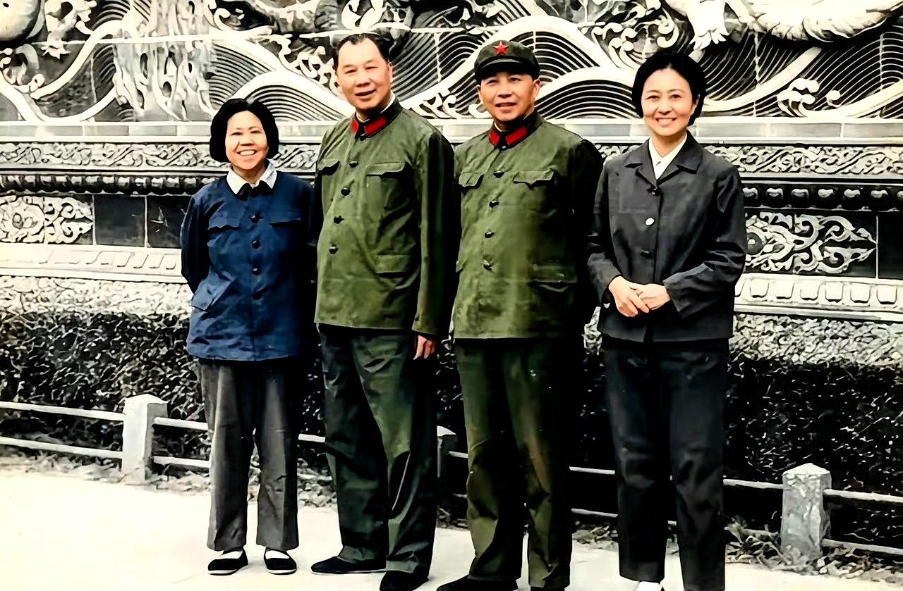 1977年，开国上将、时任副总参谋长兼福州军区司令员杨成武偕夫人赵志珍与亲家、开
