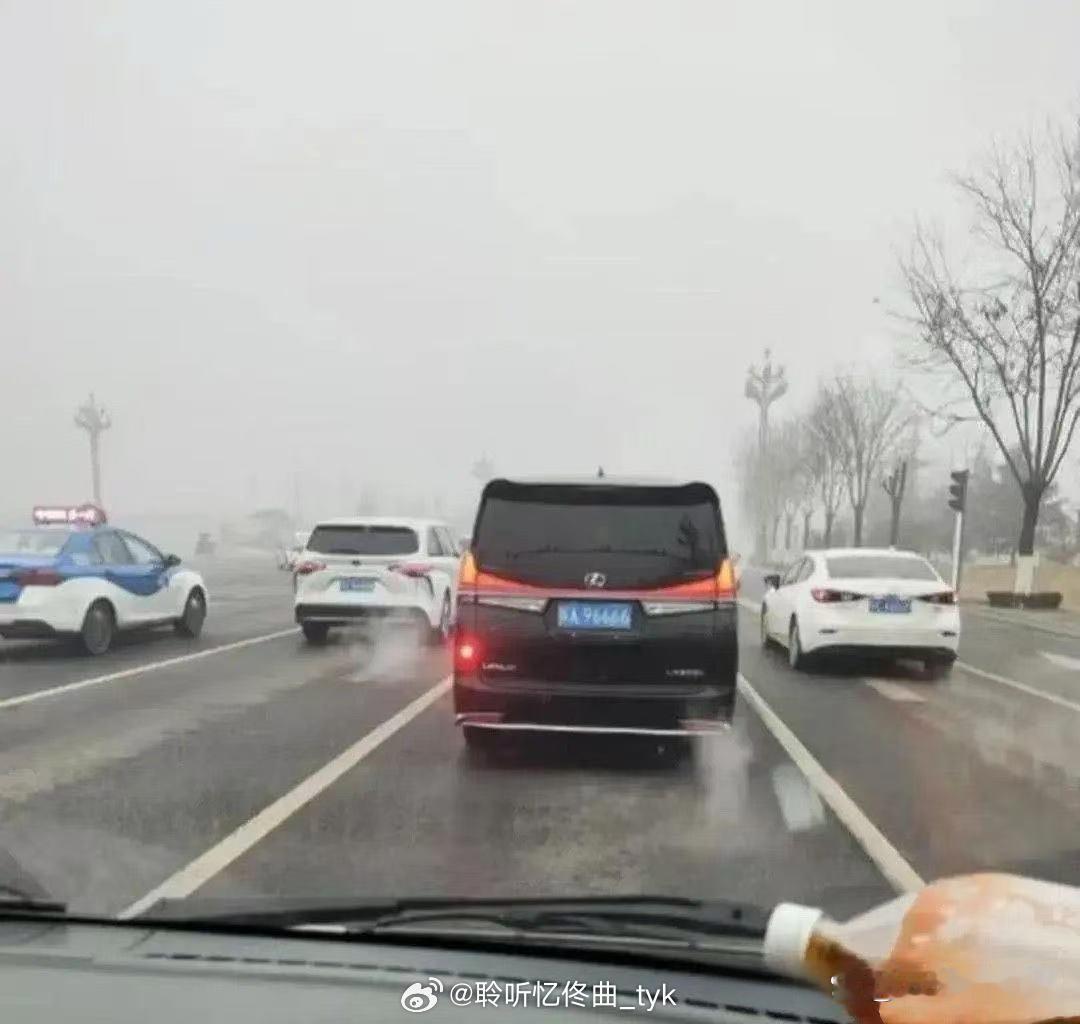 这么好的车牌挂这车可惜了