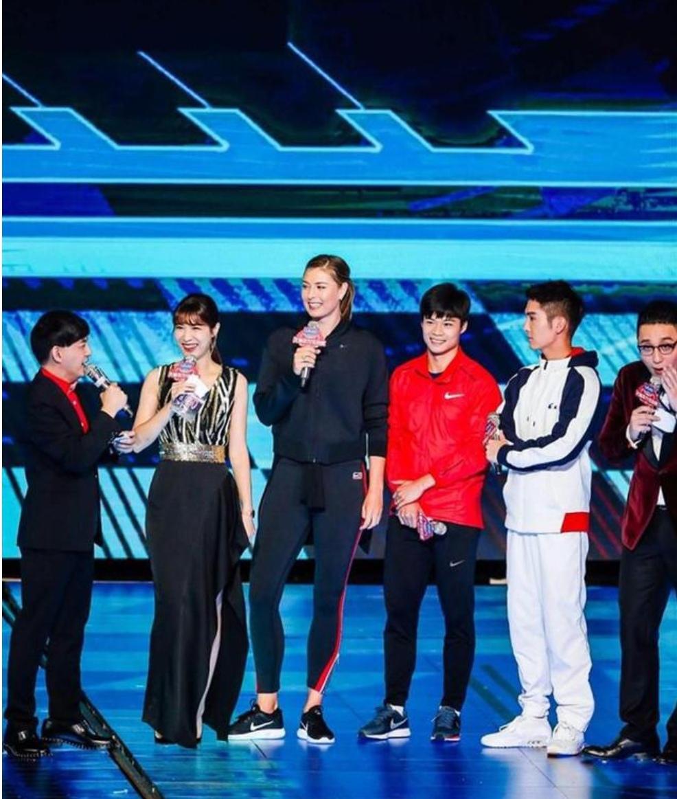 这张合照，我一眼就认出了身着耐克服、乌发覆额、笑容灿烂的苏炳添与喜容绽放、云鬓花