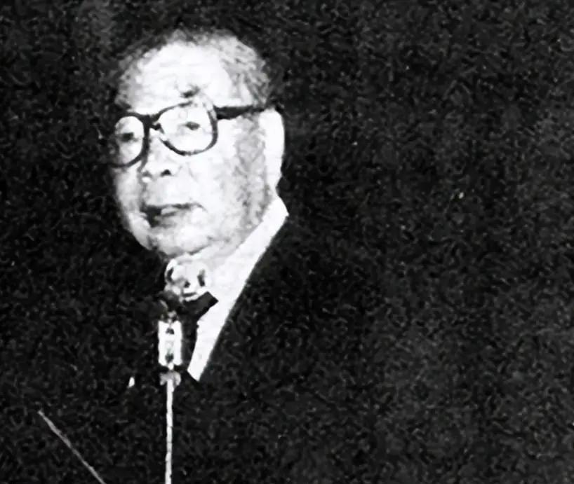 1997年9月，台北荣民总医院，蒋纬国走了，81岁，心脏病。账单随即从四面八