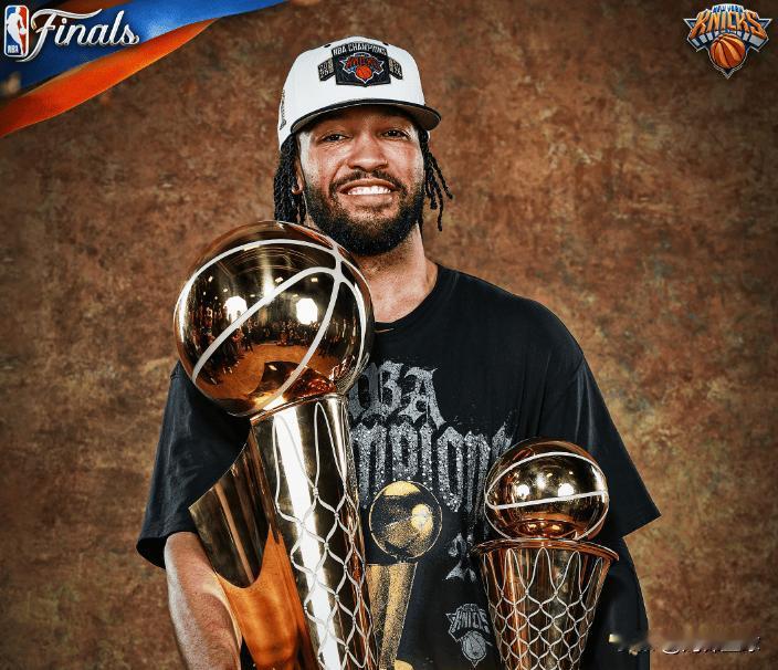 NBA官方晒尼克斯全员碰杯照并分别配文！今天，NBA官方更新社媒，晒出尼克斯
