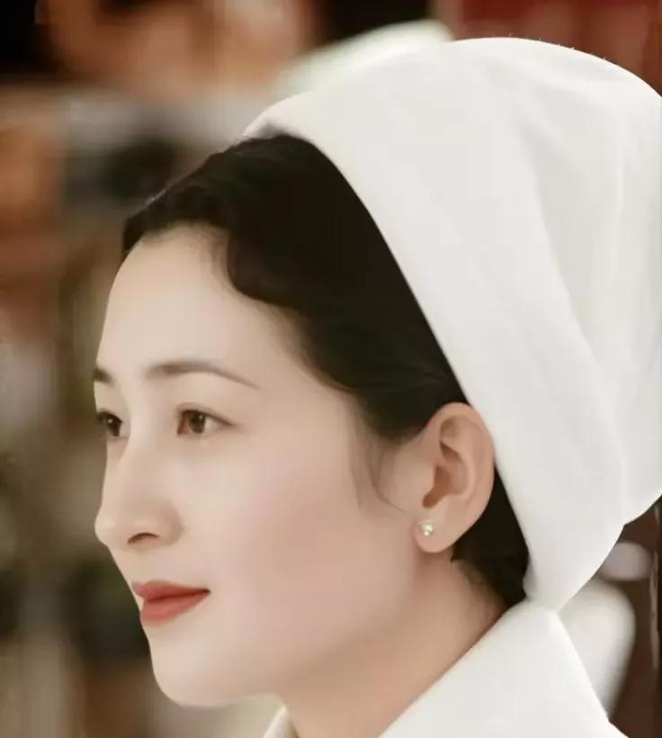 1959年，美智子嫁给日本明仁皇太子后，被婆婆欺负得抑郁流产，割掉一根肋骨，一年