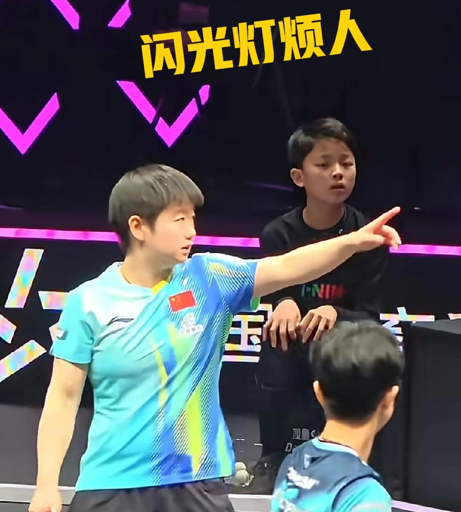 莎莎吵谁了？小嘴叭叭的！反正就是偏爱，无论莎莎怎样都会觉得没问题，都可可爱爱！这