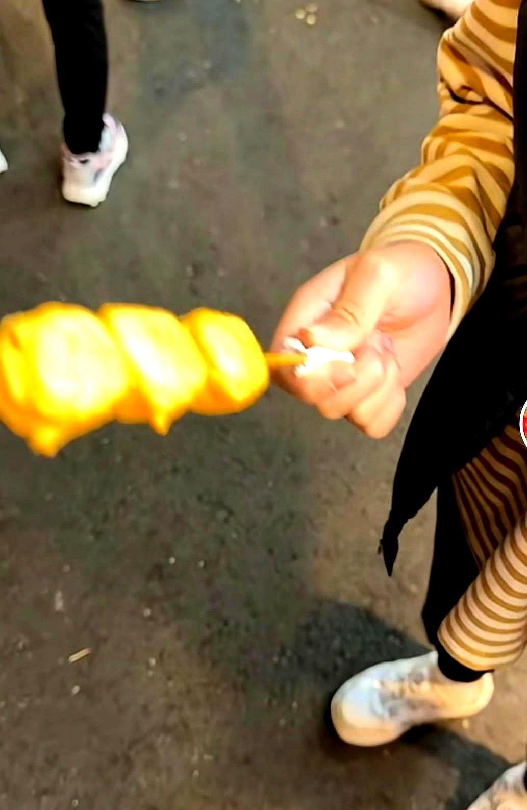 一口地瓜球下肚，9岁的汪希箖心里第一个惦记的，竟是后妈马筱梅。“爸，给筱梅