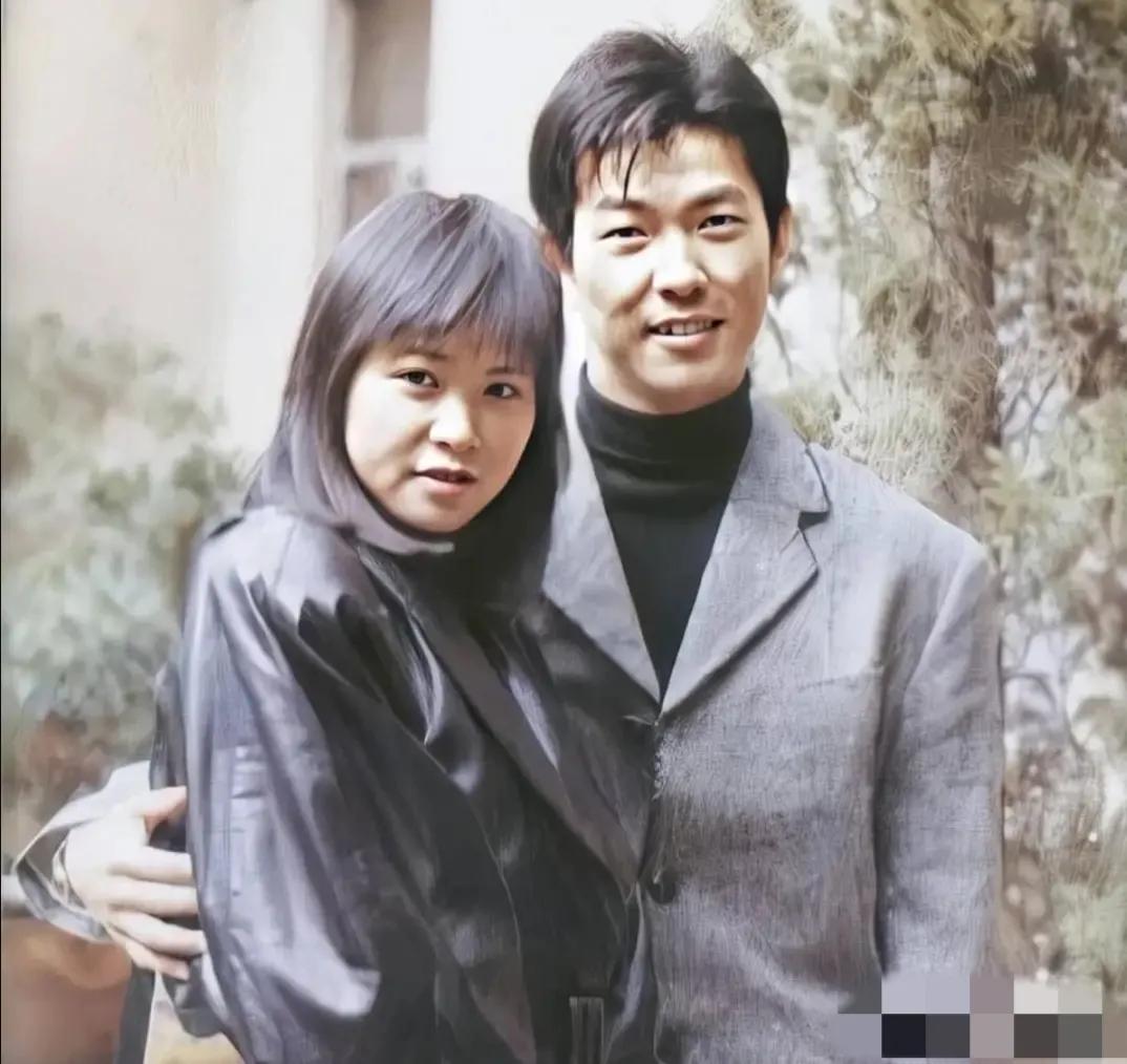 介绍一下元彪幸福的一家四口。元彪的妻子彭秀霞，两人经洪金宝介绍相识相恋，婚后彭