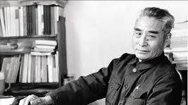 1975年深秋的北京，风里带着点槐树叶的涩味。阳光斜斜地照在黄维刚领到的蓝布