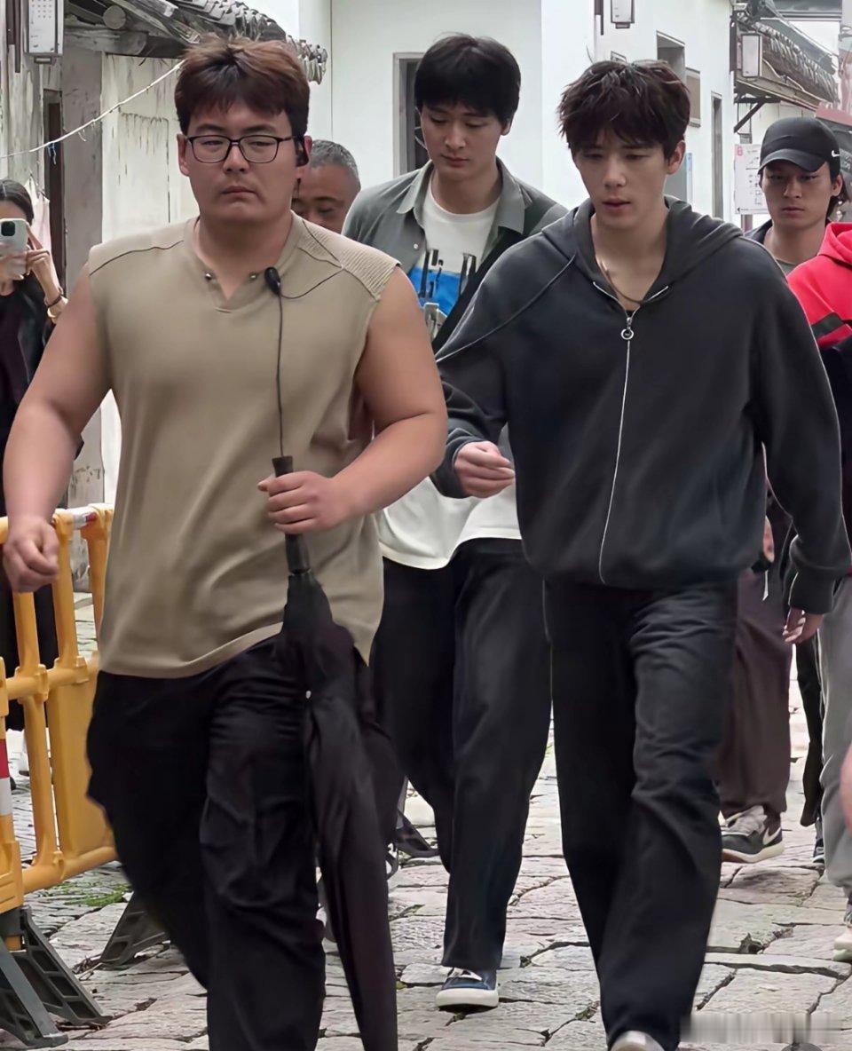 偶遇王安宇，长得也不高啊！他这身板也就175吧，官方183！我感觉他不打扮更帅发