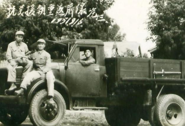 1951年，朝鲜战争中，一架美军飞机正向我志愿军一辆运输车猛烈开火。然而，让美军