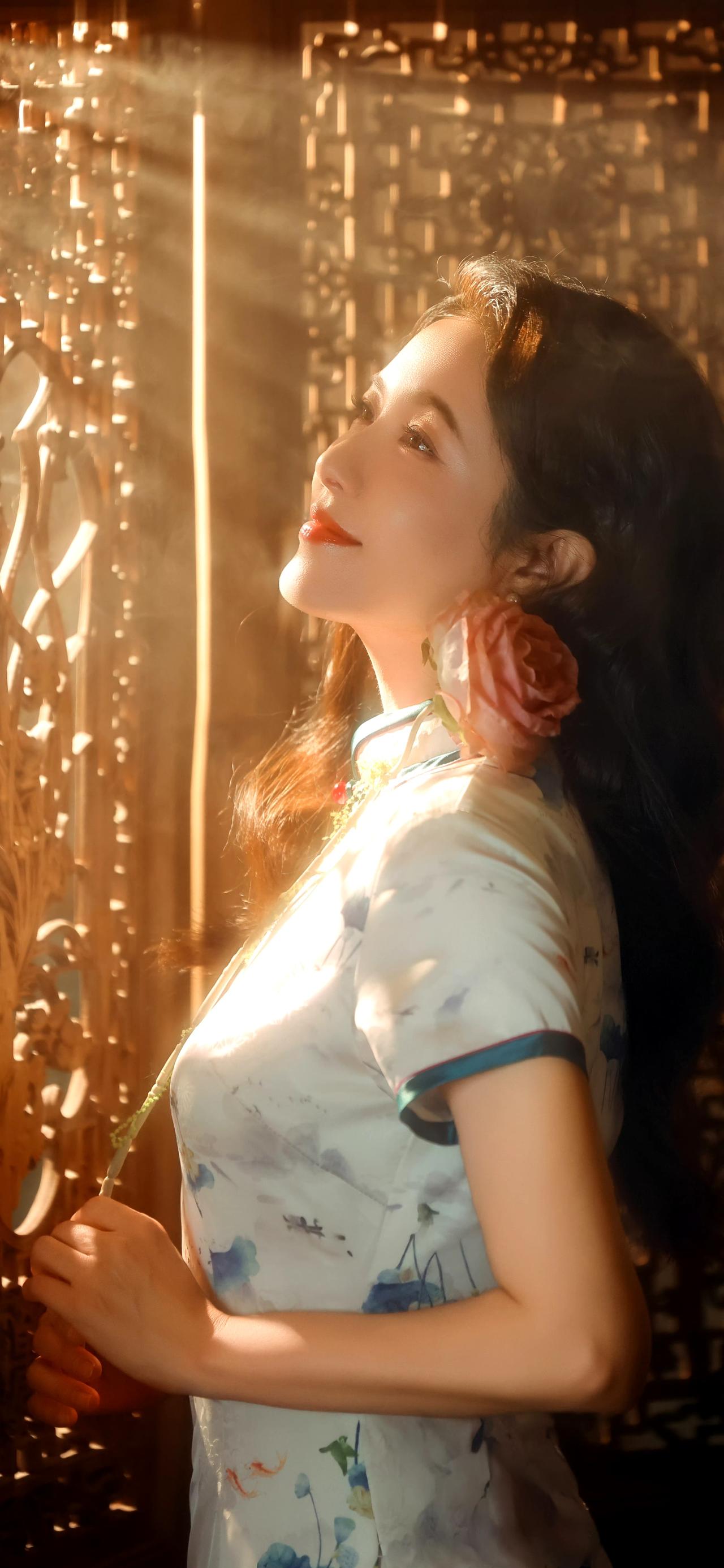 曾黎不愧是大青衣，那股大气优雅劲儿，穿啥都美。就说她在《沉默的荣耀》里的旗袍造型