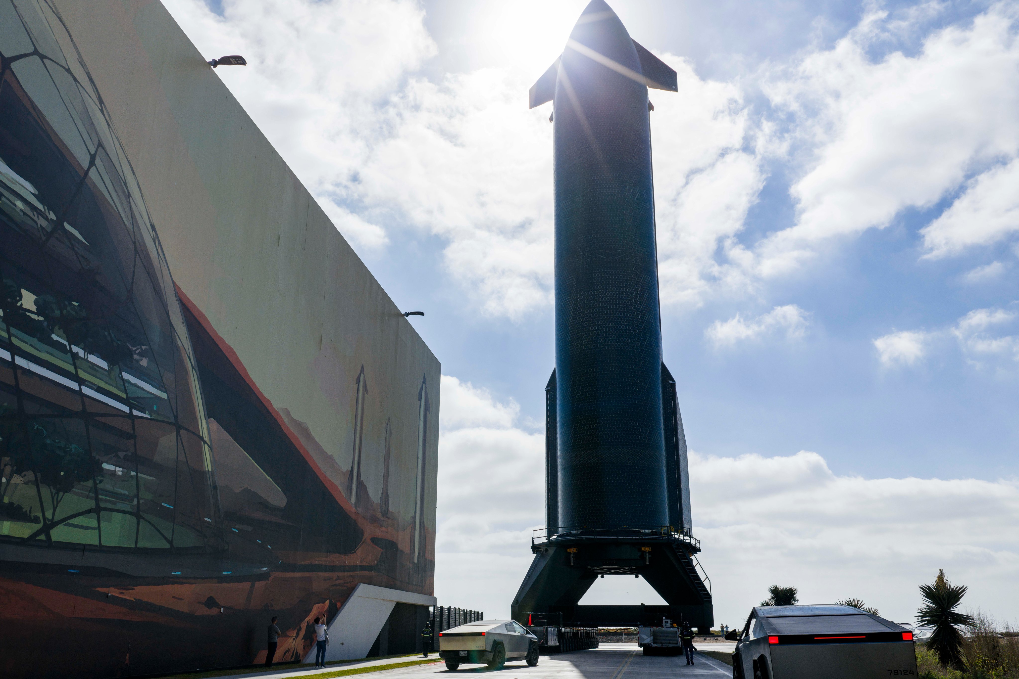 StarshipV3首飞箭转运至发射台开始发射前测试啦商业航天太空探索助力计划