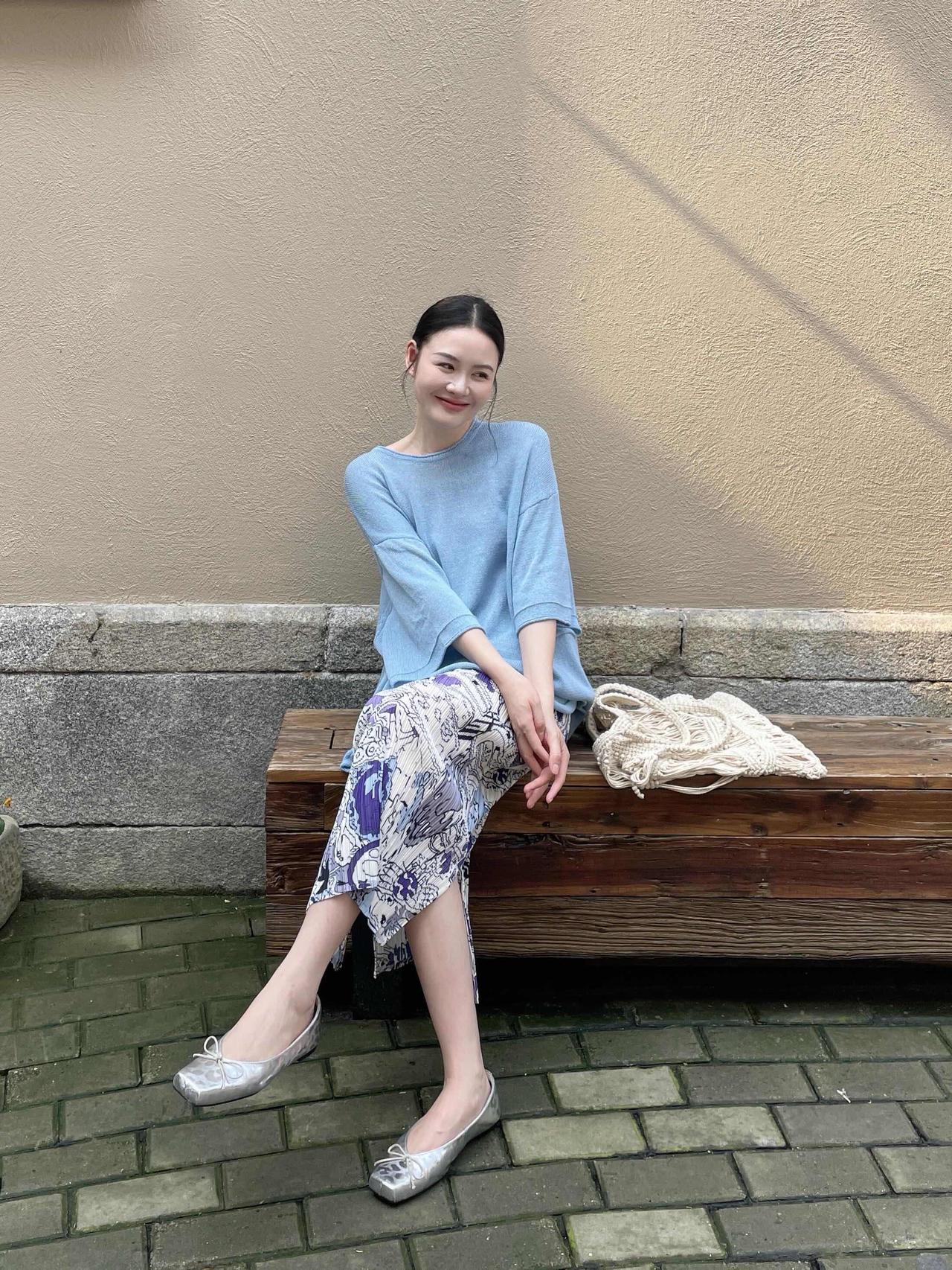 优雅又温柔的蓝色系穿搭，超美！宽松雾蓝针织衫慵懒松弛，搭配紫调印花半裙，配色清