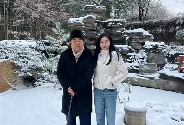 要不是亲自去查，我是打死也不敢相信。87岁的范曾，竟然还是37岁徐萌的第一任