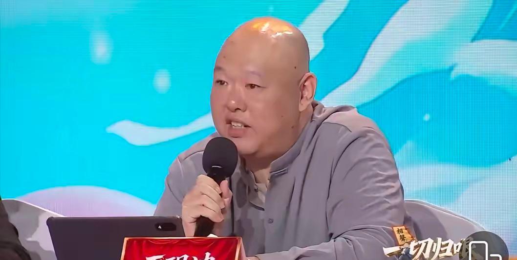近日，著名相声演员、北京曲协副主席王玥波在“一切归哏”的相声新作品大赛的点评出圈