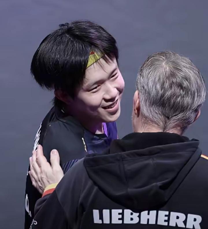 德国教练也是非常喜欢王楚钦，两人开心聊，对王楚钦满眼都是欣赏，王楚钦3/0弗朗西