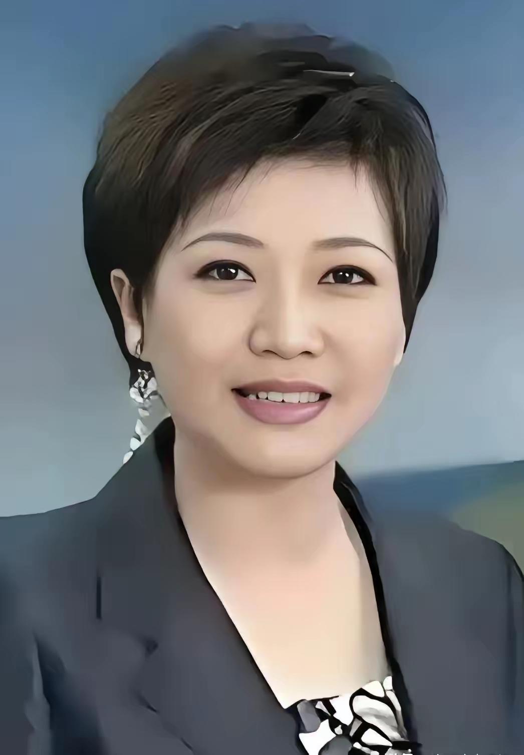 央视又出现了一位美女你们认识她吗？她的大眼睛炯炯有神，她的短发造型很时髦，就