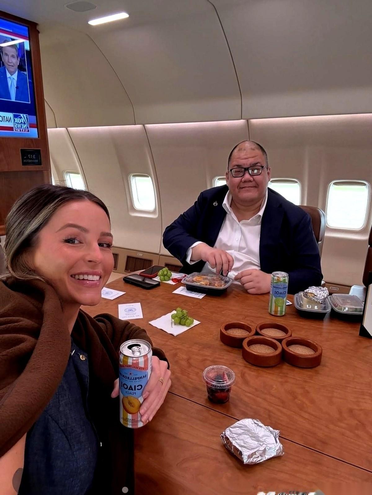 照片里，空军一号上，一个华裔面孔的男人正在用餐。他叫张振熙，特朗普团队里最特别