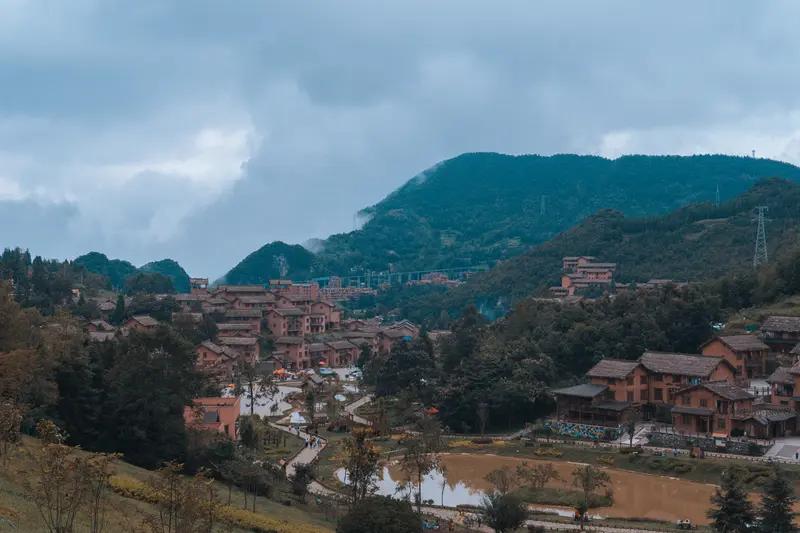 全国避暑人群纷纷涌入贵州，近几日六盘水街头行人显著增多，热闹非凡。成都怎么那么