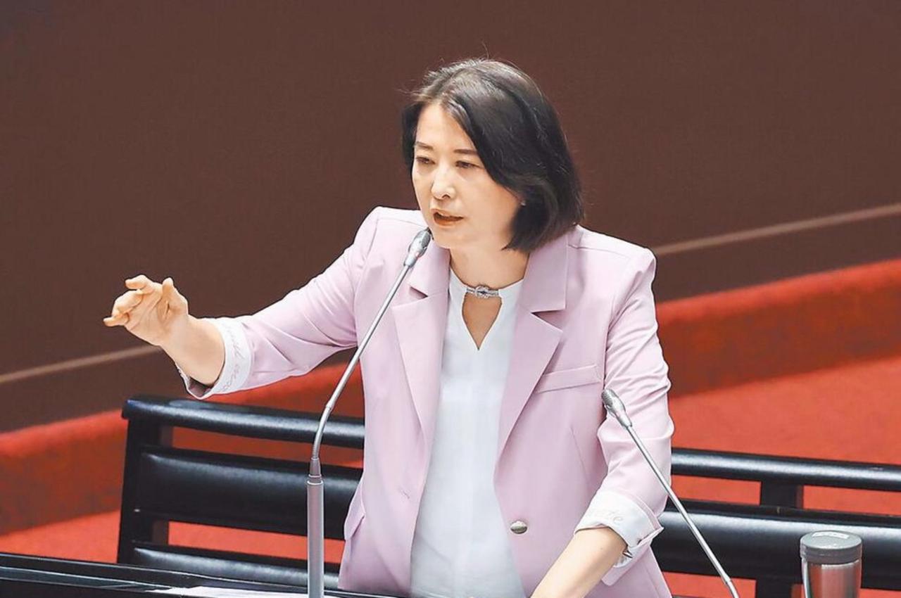国民党立委王鸿薇曾公开表态，若解放军再举行围台军演，将和民进党联手硬推，这话一出