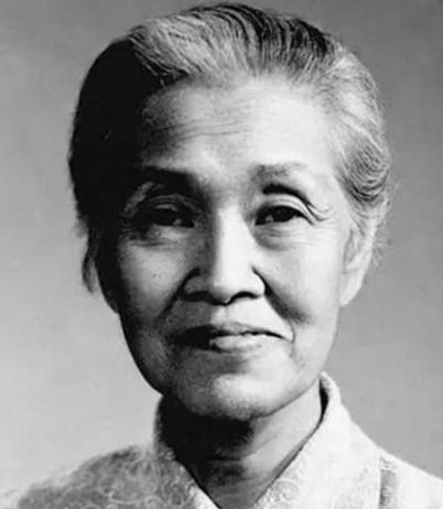 1964年，一名身患重症的孕妇正要进行手术，林巧稚拦下做手术的医生，说：“让她出