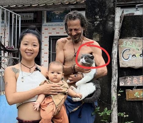 福建，一38岁女子，居然嫁给了国外一个“流浪汉”，结婚多年，她不上班，更不赚钱，