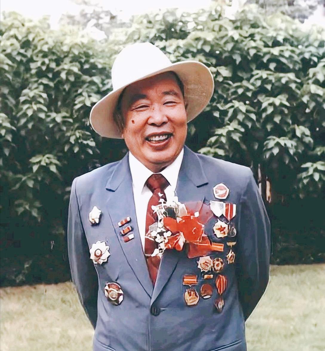 1951年10月，飞行员华龙毅满身鲜血靠在一块石头上，看着手拿斧头围上来的陌生面