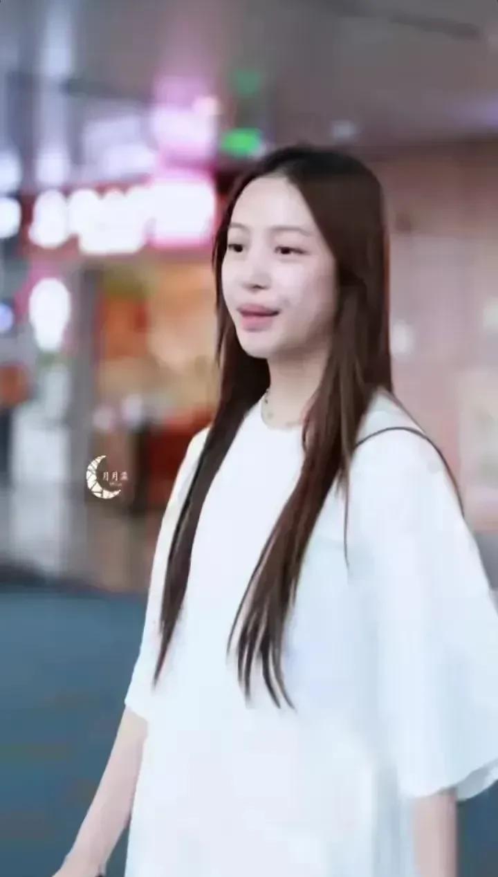 如果一个漂亮的和一个丑陋的结婚，孩子十有八九随丑的。燕子的女儿，小四月身上