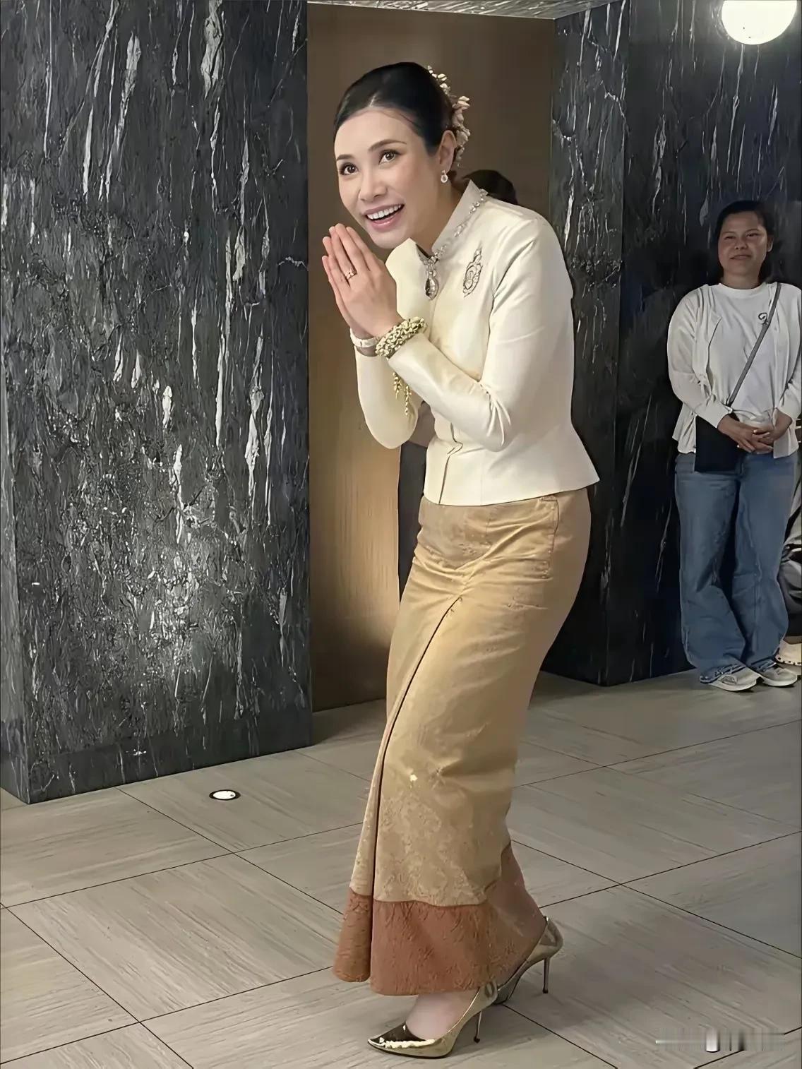诗妮娜贵妃“起死回生”真有意思！离宫三年多了，谁也不曾想到他会杀个回马枪。高调