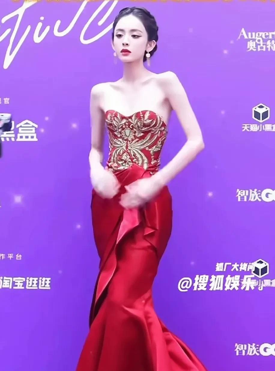 娜扎可能emo了，就和当年剪短发时一样，因为疯狂脱发所以剪短发，其实我心情上出了