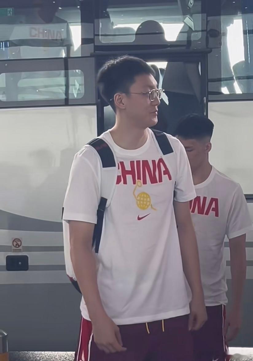 今天上午，中国男篮全队现身北京首都机场，正式启程前往佛山。按照赛程安排...