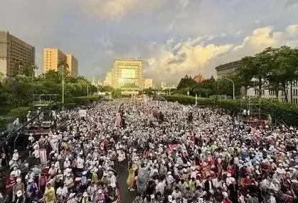 726罢免投票前夕，赖办前凯道24日与25日分别由民进党支持的罢团与国民党取得使