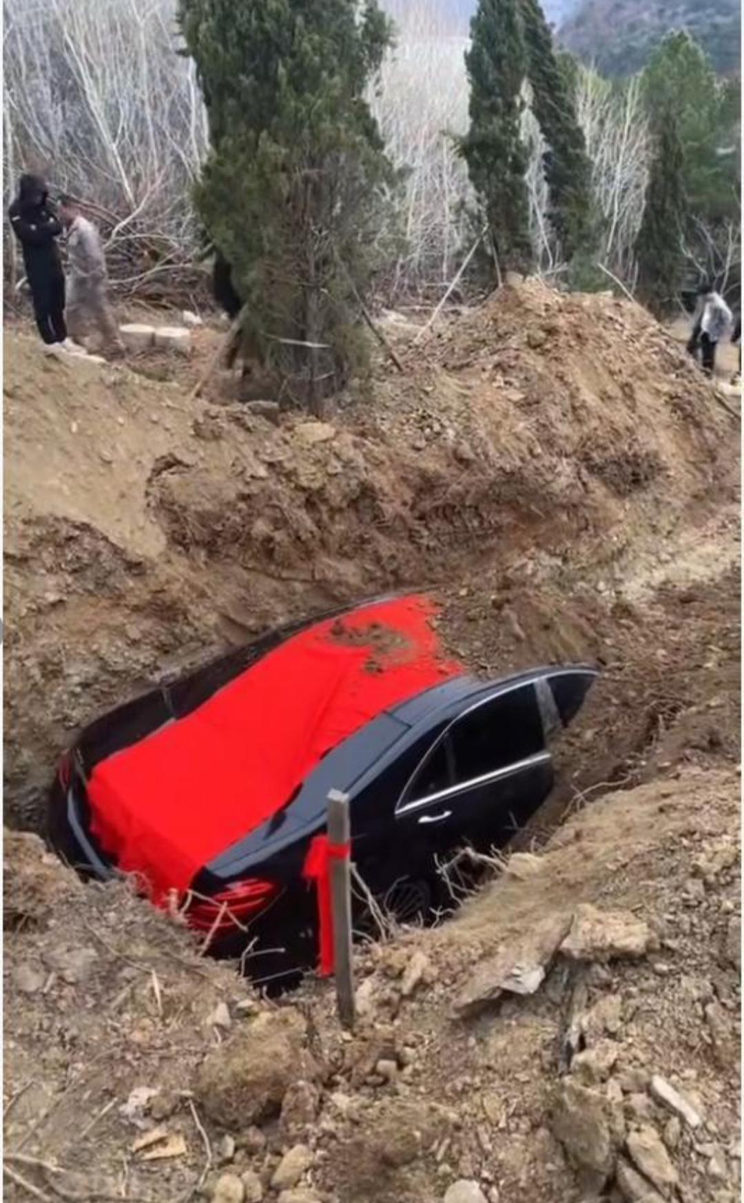 辽宁一葬礼竟将豪车作陪葬品埋入墓地，引发公众哗然与官方介入。近日，辽宁省辽阳市