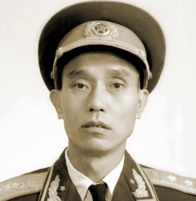 1947年，一名解放军师长，大腿根部受伤住院。这时，一19岁女护士来到他的病房，