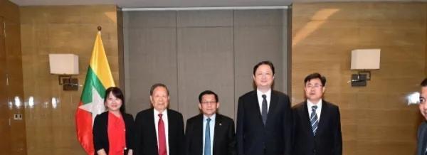 敏昂莱在天津唐拉雅秀酒店同武汉大学副校长龚威教授展开会谈，双方就多项合作事宜深入