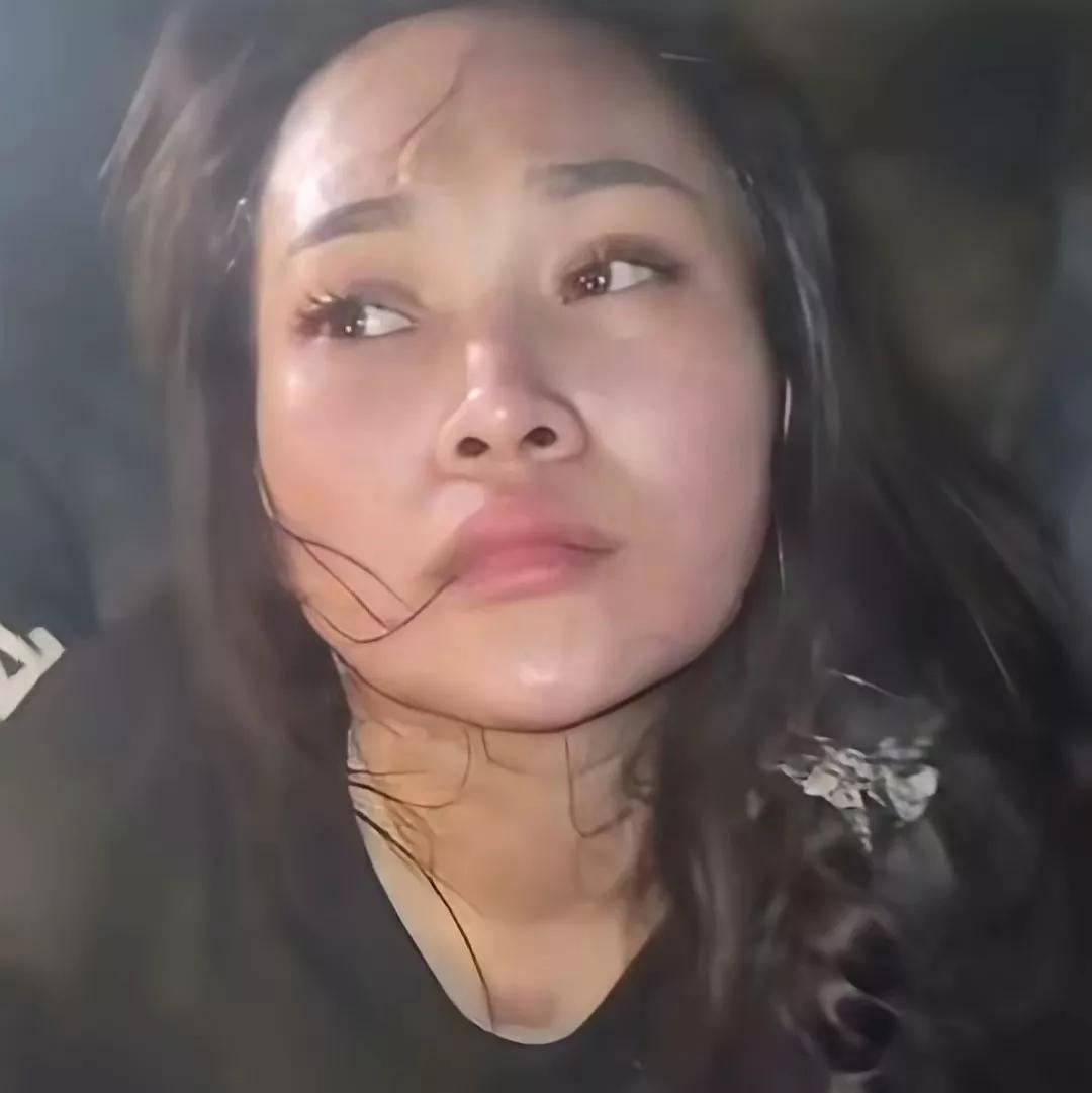 她明明是罪犯，却被全网盛赞，真是难得一见的奇观！男友犯事被抓，让她自己跑路，她却